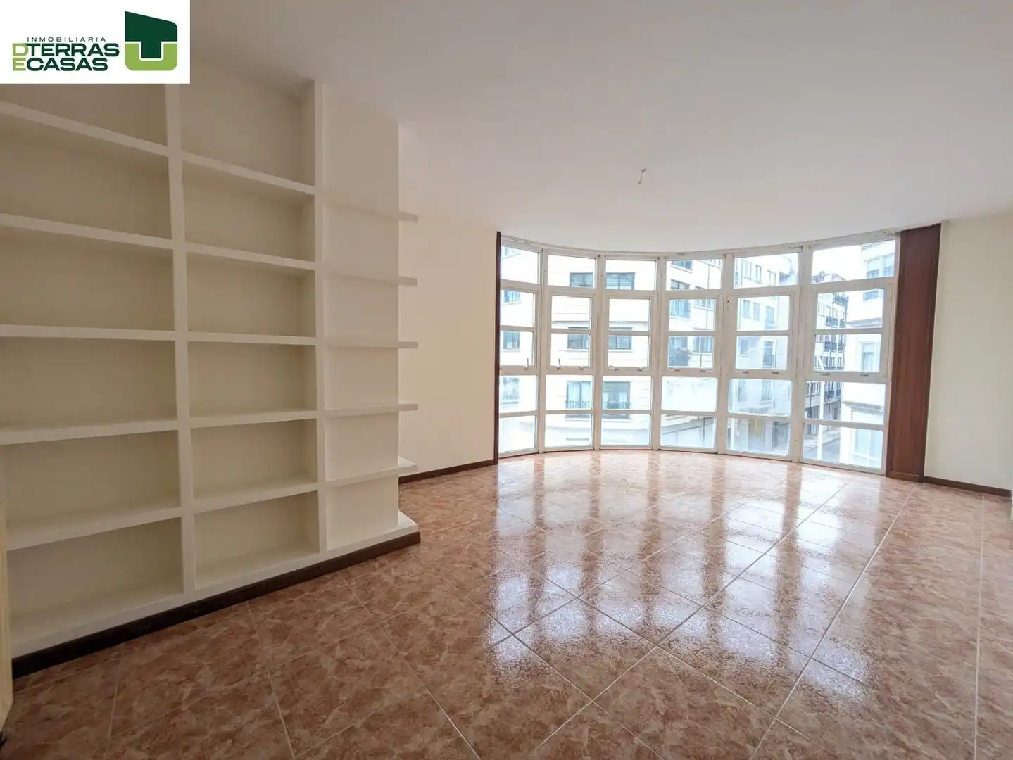 Sala d'estar de Pis en venda en Pontevedra Capital  amb Calefacció