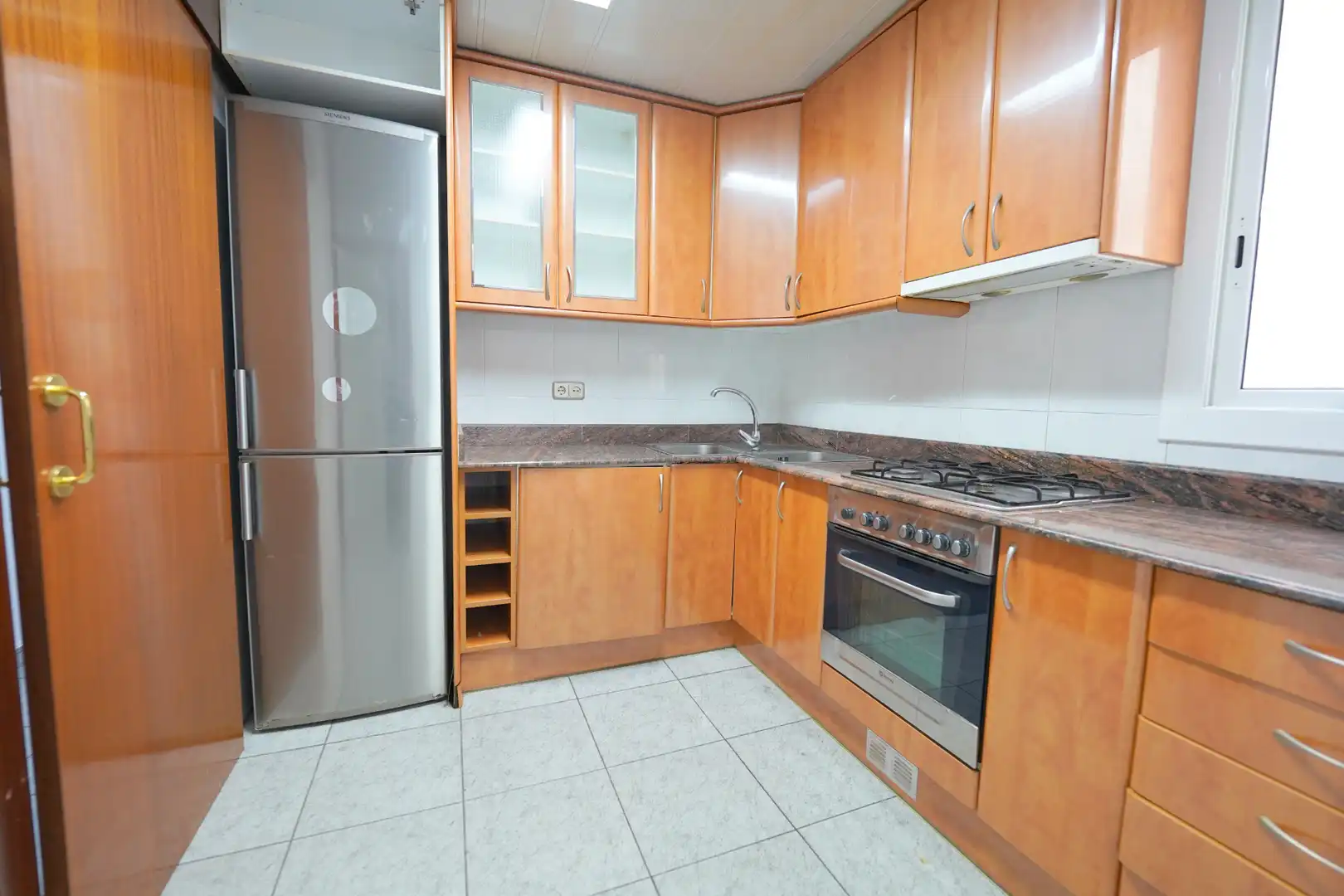 Küche von Wohnung zum Verkauf in Barcelona mit Ofen