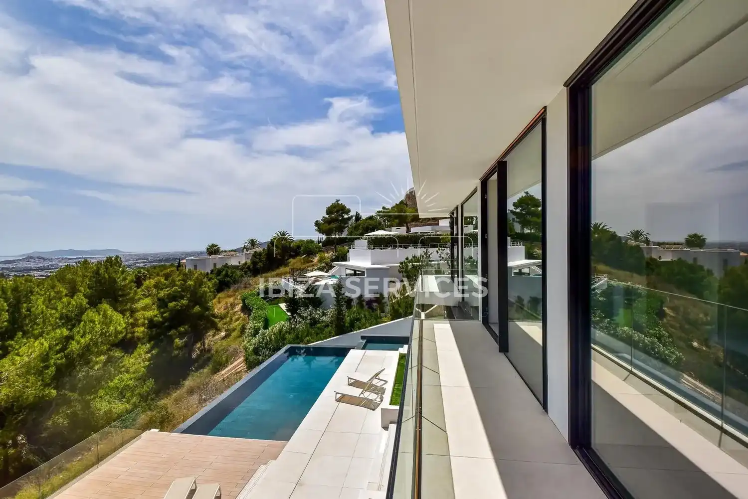 Vista exterior de Casa o xalet en venda en Santa Eulària des Riu amb Aire condicionat, Jardí privat i Piscina