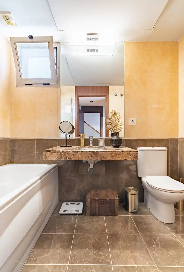 Baño de Dúplex en venta en Mijas con Aire acondicionado, Terraza y Piscina