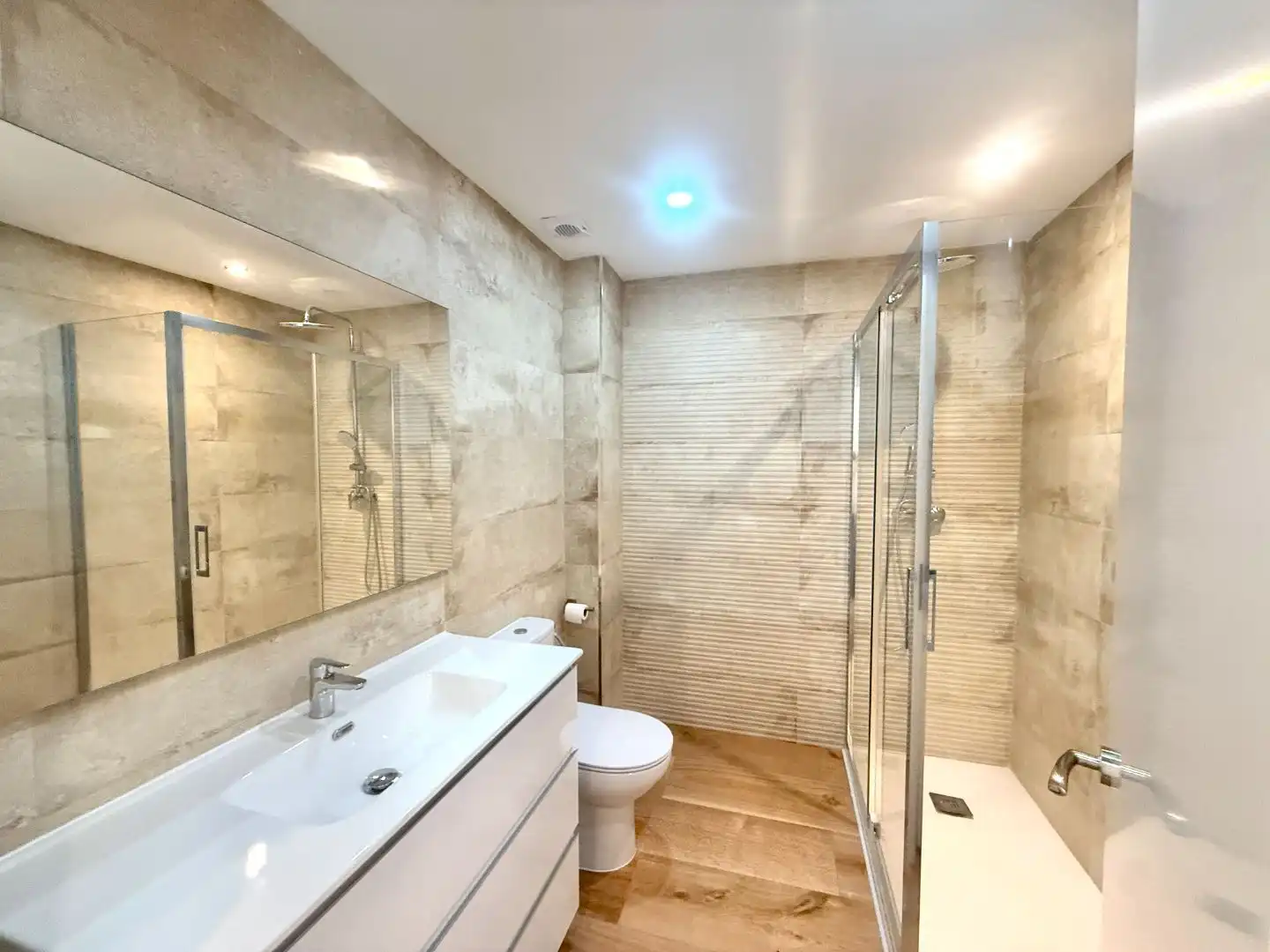 Baño de Piso en venta en Parla con Aire acondicionado, Terraza y Balcón