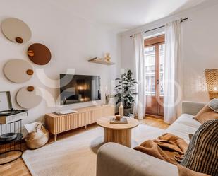 Sala d'estar de Apartament de lloguer en  Madrid Capital amb Aire condicionat, Calefacció i Moblat