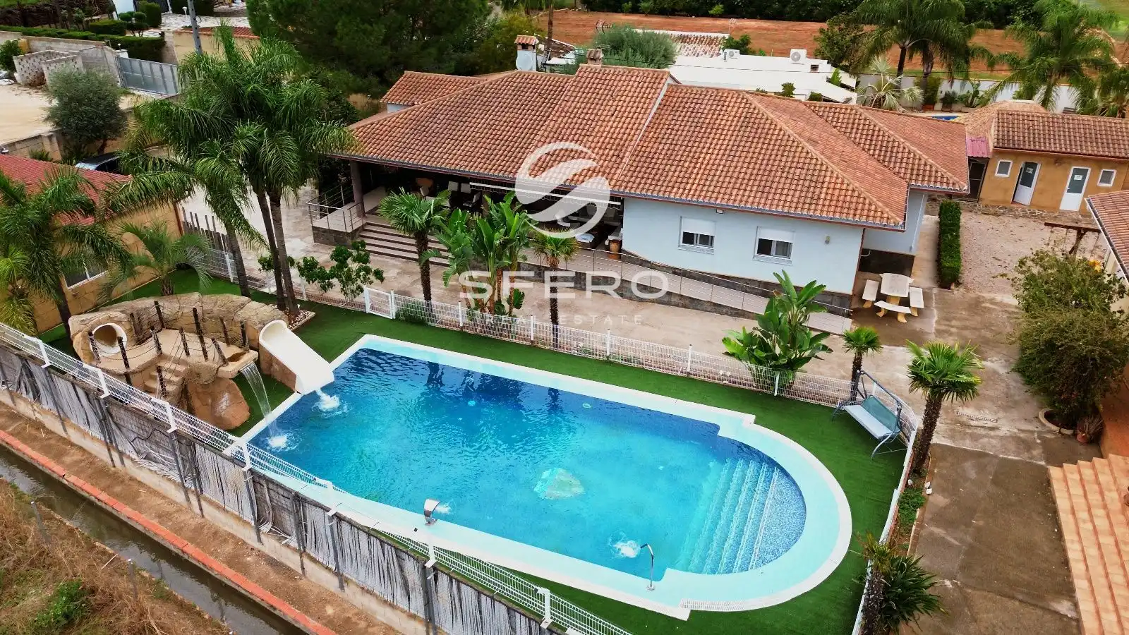 Swimming pool of Houses for sale in Canals, Valencia