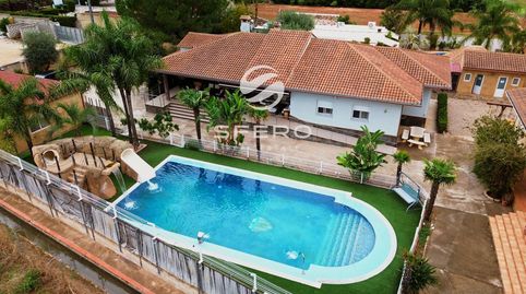 Amplia residencia familiar sobre una parcela de 1.440 m con dos viviendas independientes  Canals