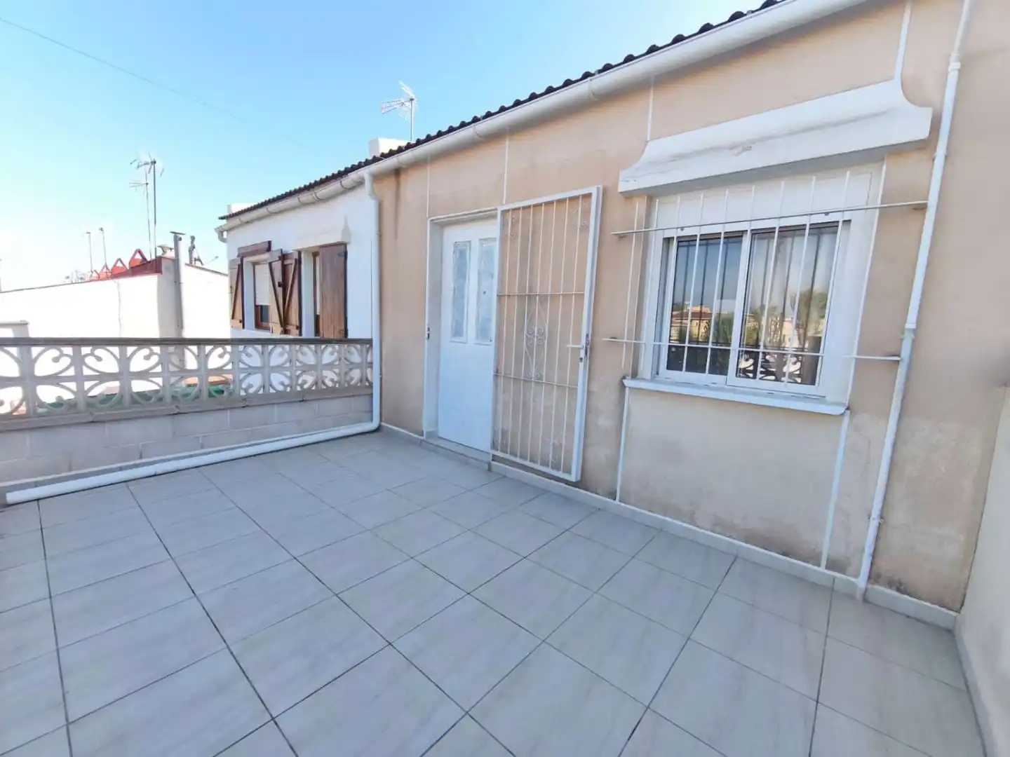 Vista exterior de Casa o xalet en venda en Torrevieja amb Aire condicionat, Calefacció i Terrassa