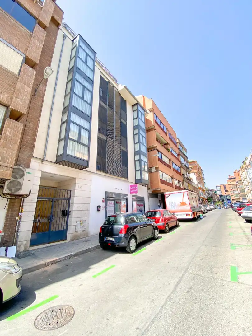Außenansicht von Wohnung zur Miete in Madrid mit Klimaanlage, Heizung und Parkett