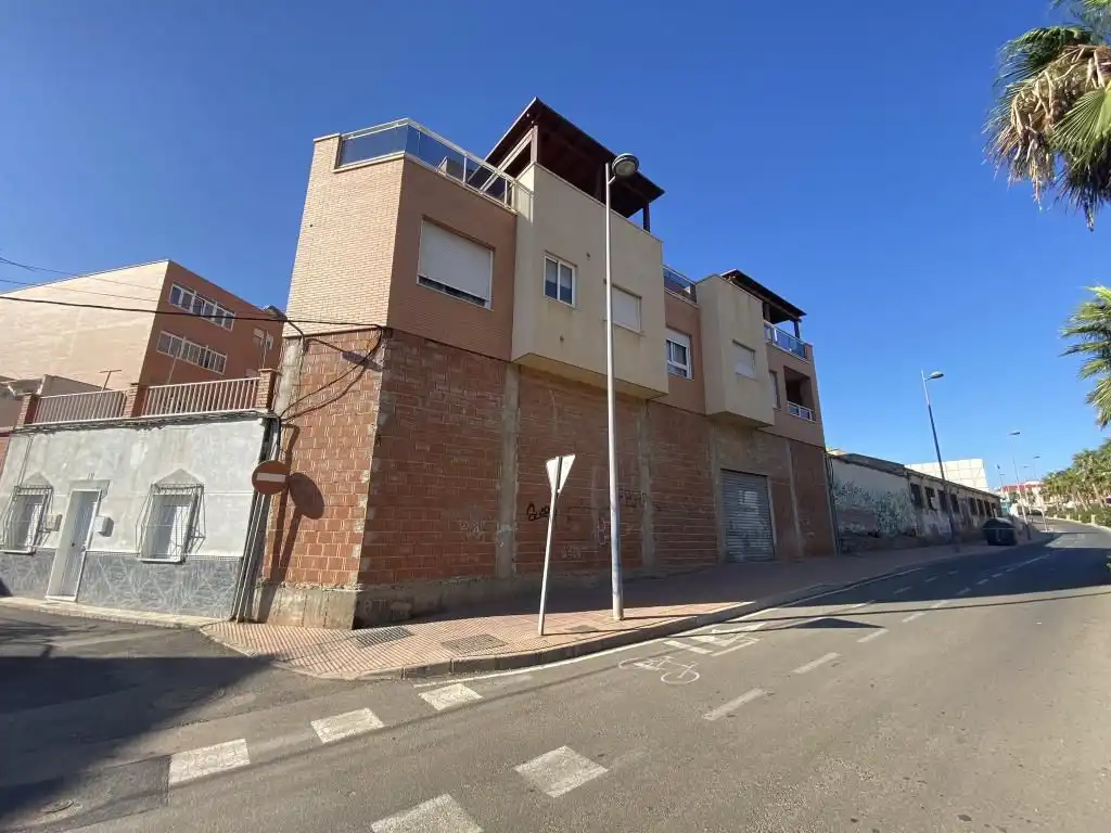 Vista exterior de Local en venta en  Almería Capital
