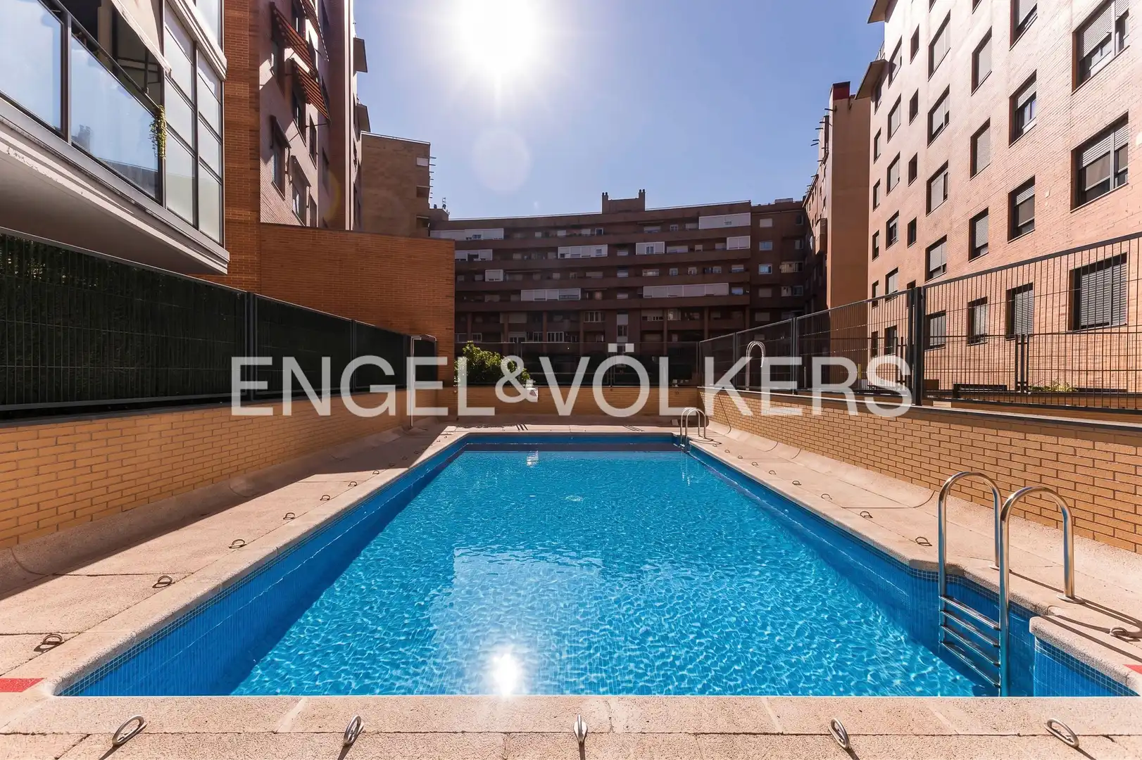 Piscina de Pis de lloguer en Madrid amb Aire condicionat, Calefacció i Jardí privat