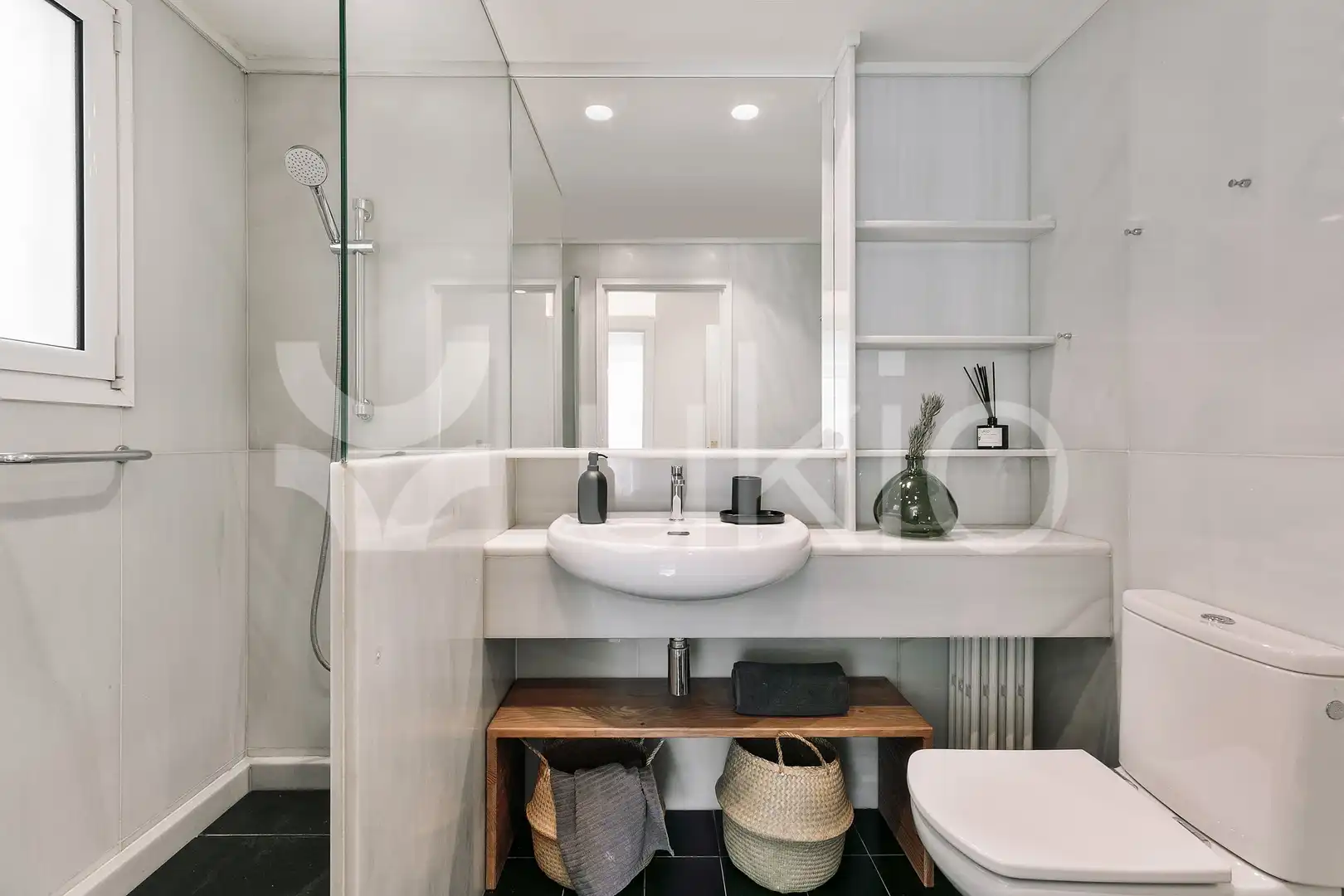 Bany de Apartament de lloguer en Barcelona amb Aire condicionat, Calefacció i Moblat