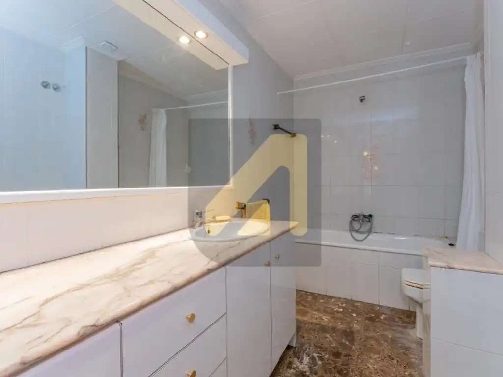 Bany de Apartament en venda en L'Hospitalet de Llobregat