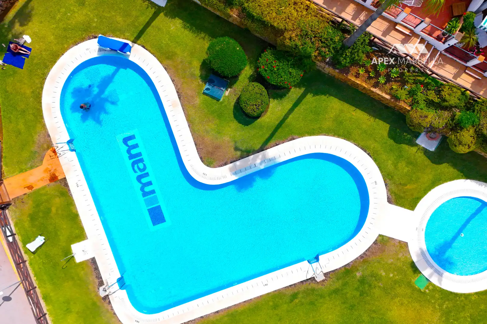 Schwimmbecken von Einfamilien-Reihenhaus zum Verkauf in Marbella mit Klimaanlage, Privatgarten und Terrasse