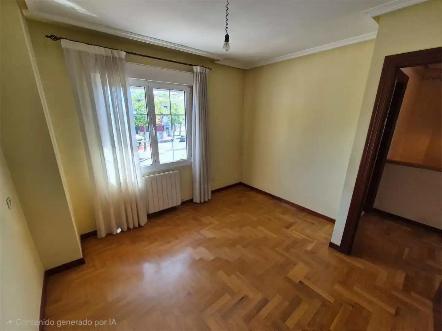 Habitación de Casa adosada en venta en Oviedo  con Parquet y Balcón