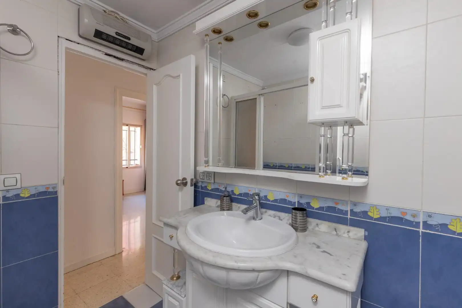 Bathroom of Flat for sale in Granada  with Air Conditioner and Terrace
