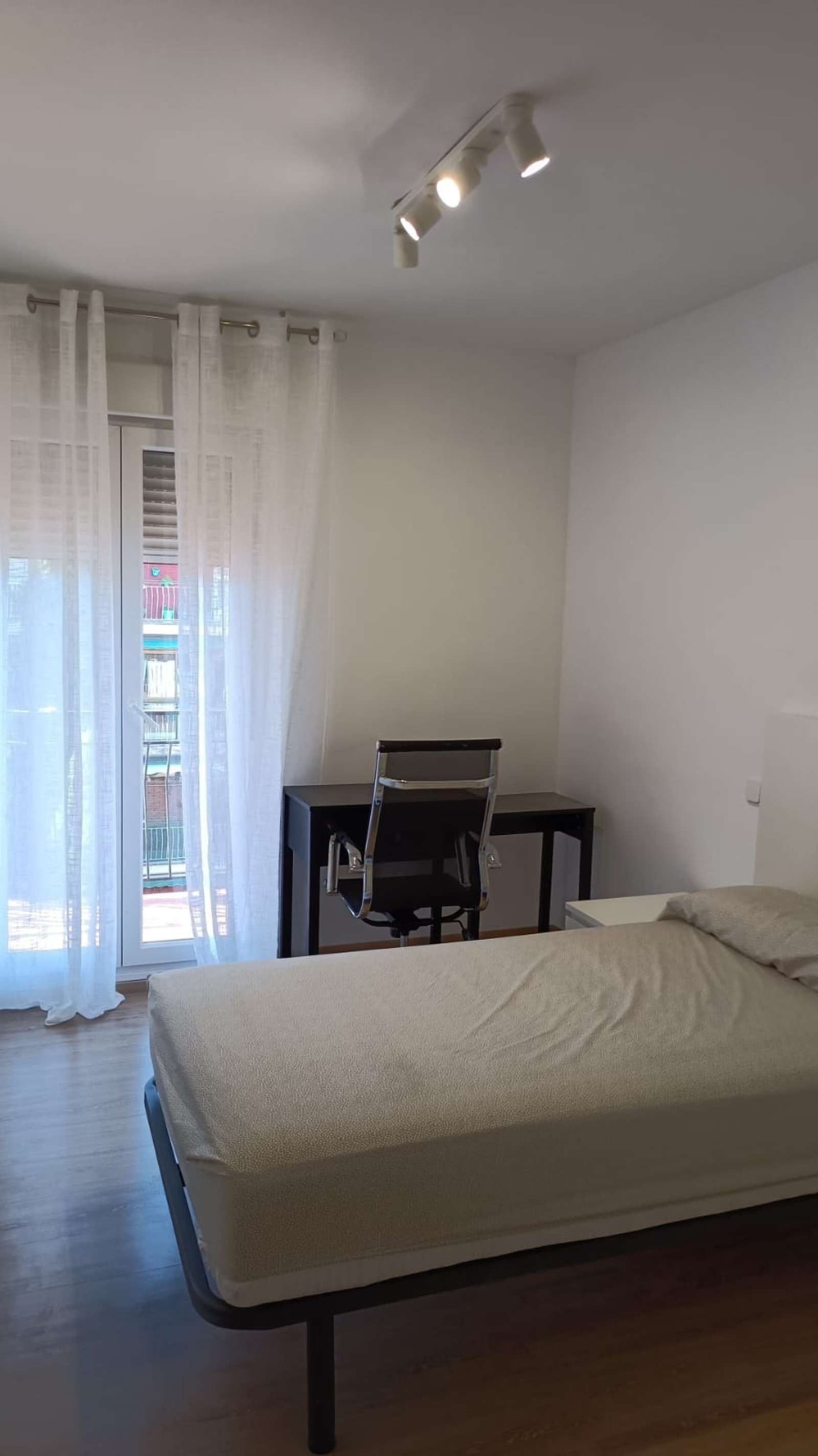 Flat to share in Flores