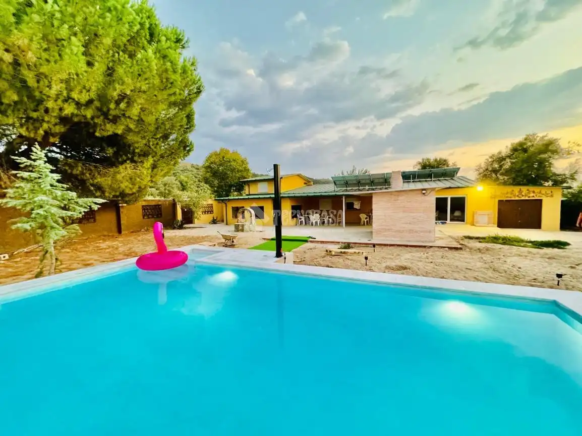 Piscina de Casa o xalet en venda en Talavera de la Reina amb Aire condicionat, Calefacció i Jardí privat