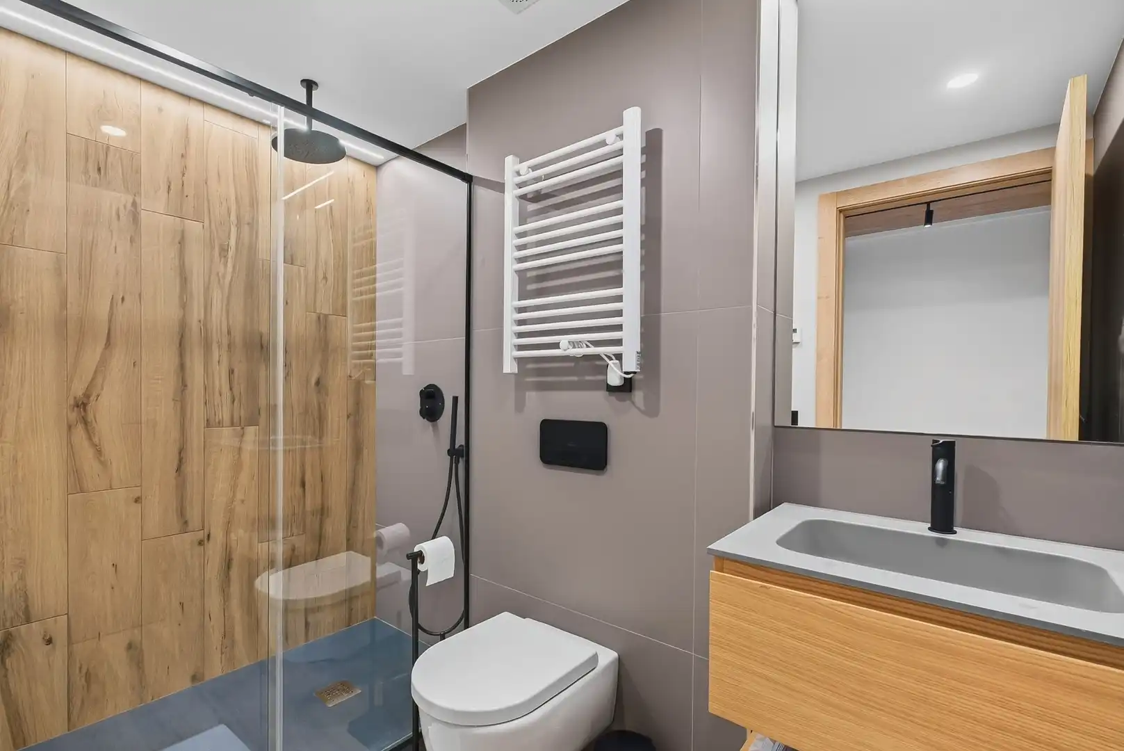 Badezimmer von Wohnung zur Miete in Canillo mit Heizung, Terrasse und Abstellraum