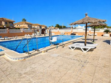 Bungalow con piscina en venta en Los Balcones - Los Altos