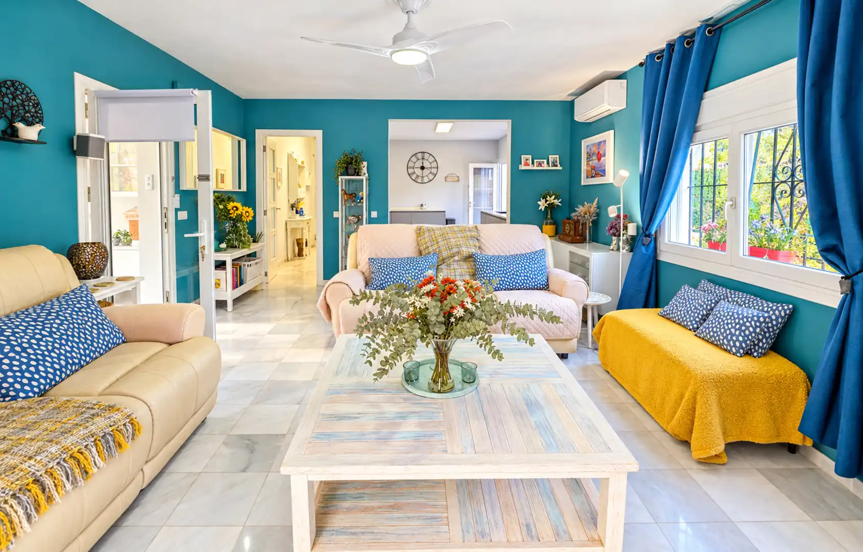 Living room of Houses for sale in La Duquesa