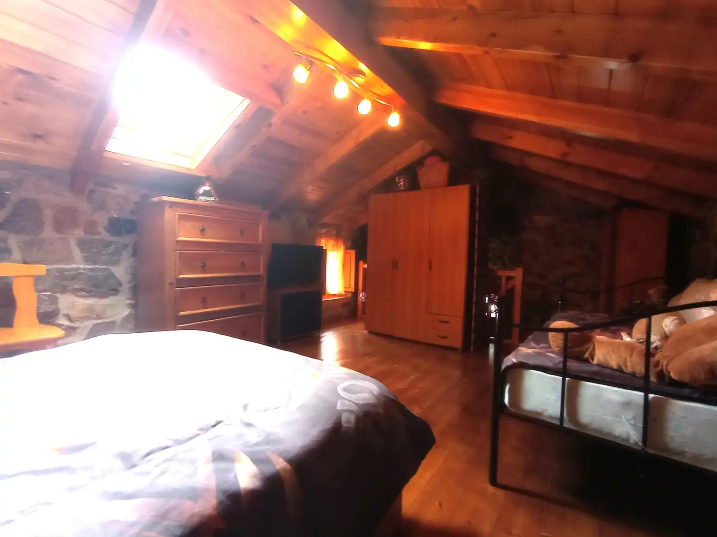 Schlafzimmer von Einfamilien-Reihenhaus zum Verkauf in Boca de Huérgano mit Heizung