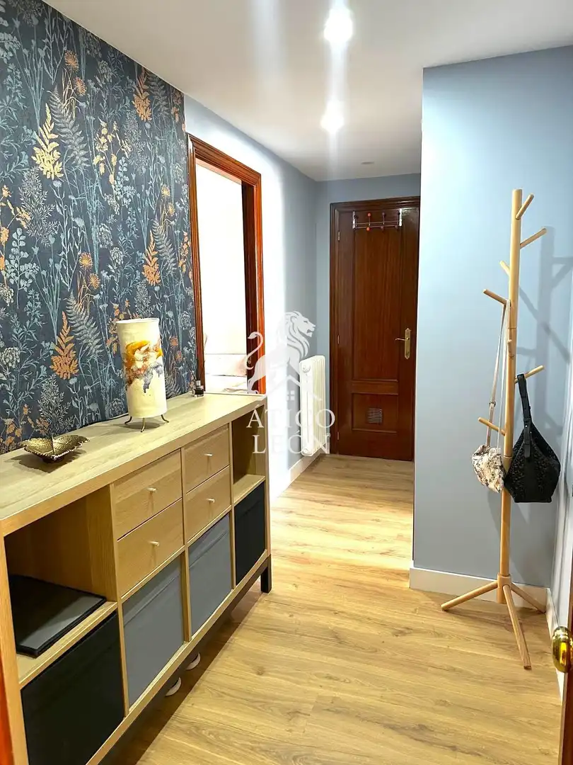 Dormitori de Apartament en venda en León Capital  amb Calefacció, Terrassa i Traster