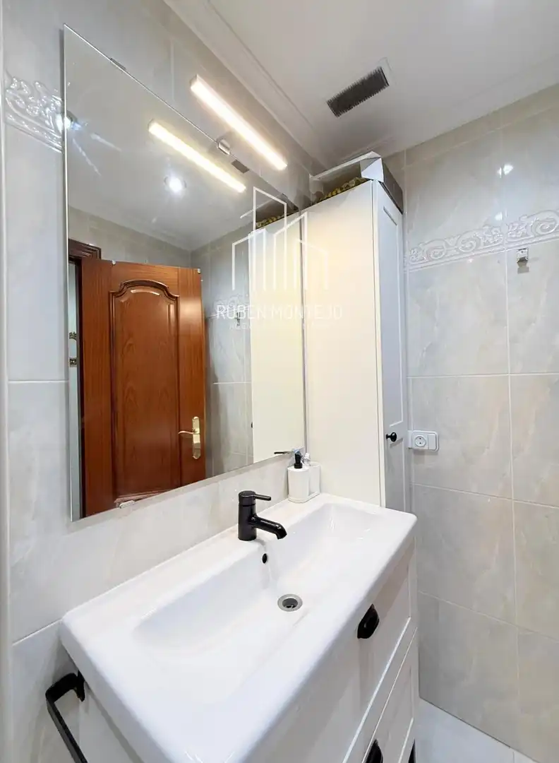 Bathroom of Flat for rent in Salamanca  with Heating, Terrace and Furnished
