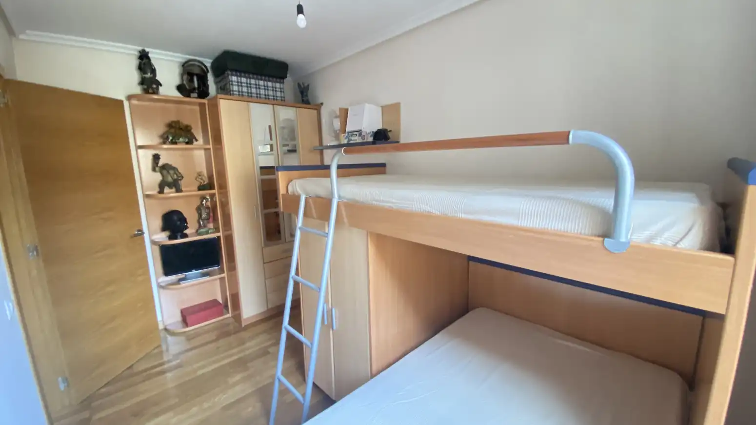 Schlafzimmer von Wohnung zum Verkauf in Los Corrales de Buelna  mit Heizung, Parkett und Möbliert