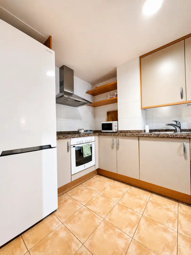 Cuina de Apartament de lloguer en Cullera amb Aire condicionat, Terrassa i Moblat