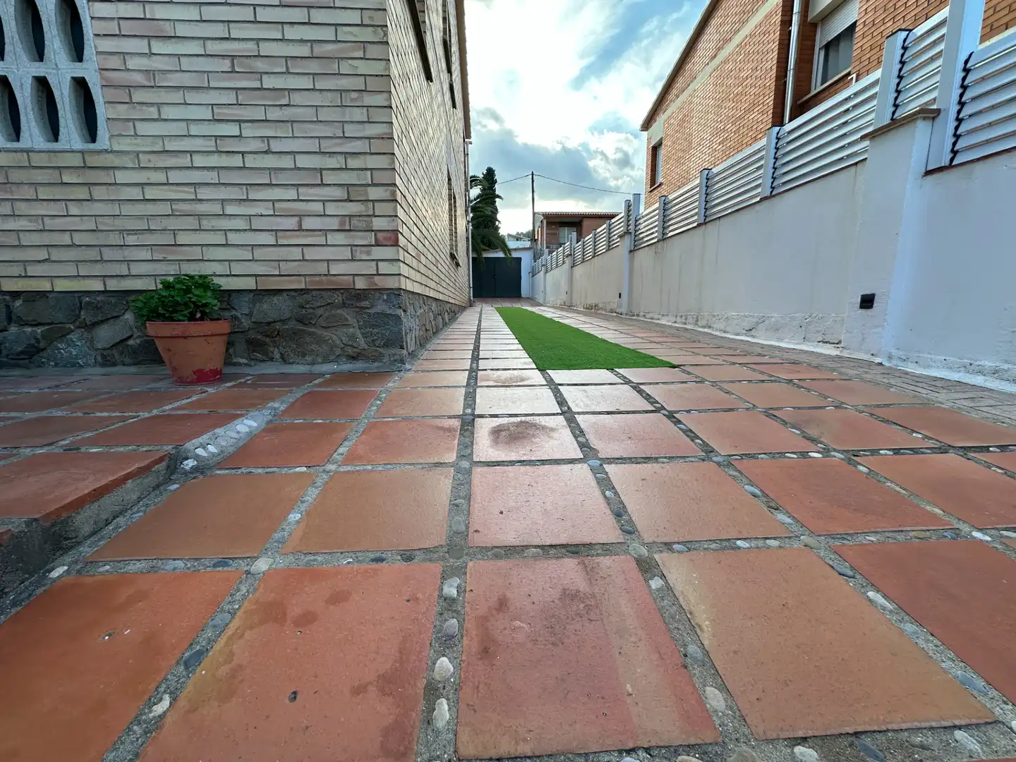 Außenansicht von Einfamilien-Reihenhaus zum Verkauf in Pallejà mit Klimaanlage, Heizung und Privatgarten