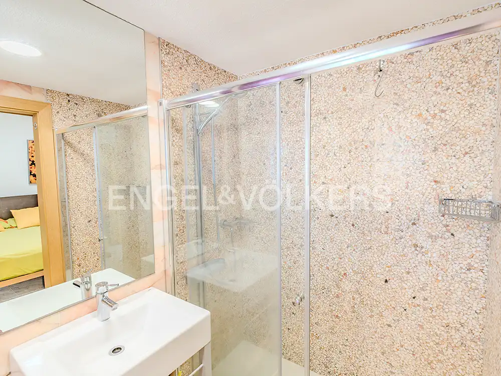 Badezimmer von Wohnung zum Verkauf in Alicante / Alacant mit Klimaanlage, Heizung und Gemeinschaftspool