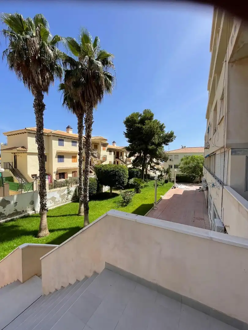 Vista exterior de Dúplex en venda en Torrevieja amb Terrassa, Moblat i Balcó