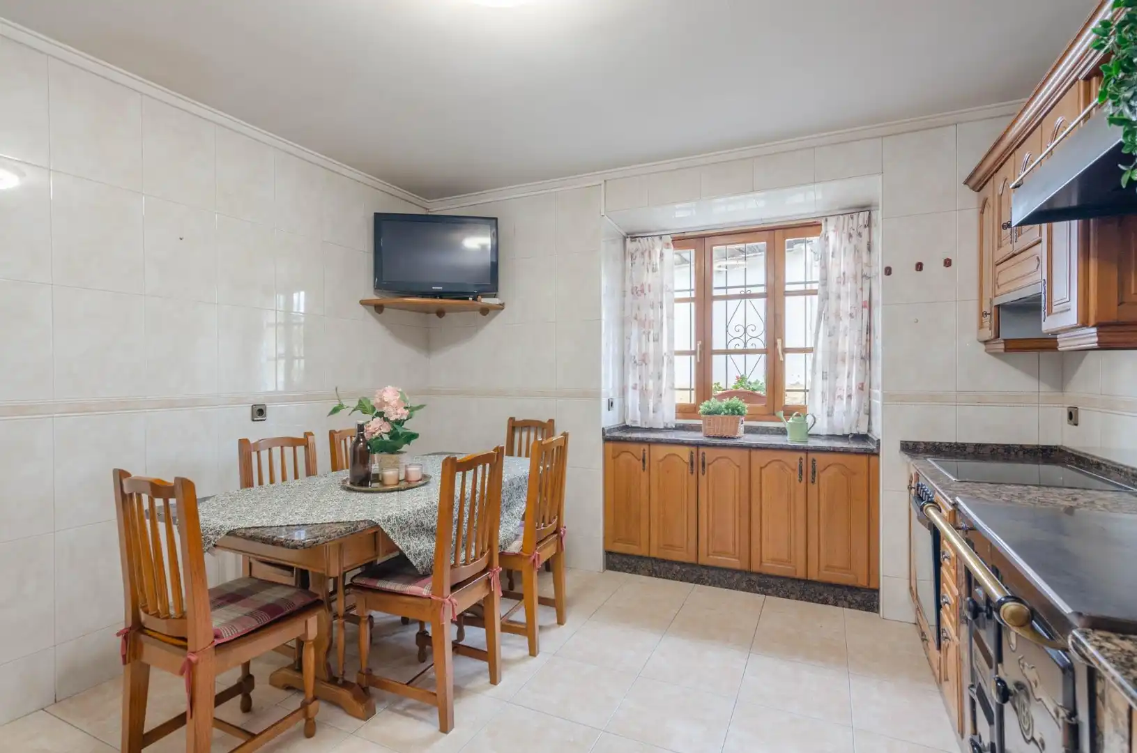 Cocina de Casa o chalet en venta en Salas con Calefacción, Jardín privado y Amueblado