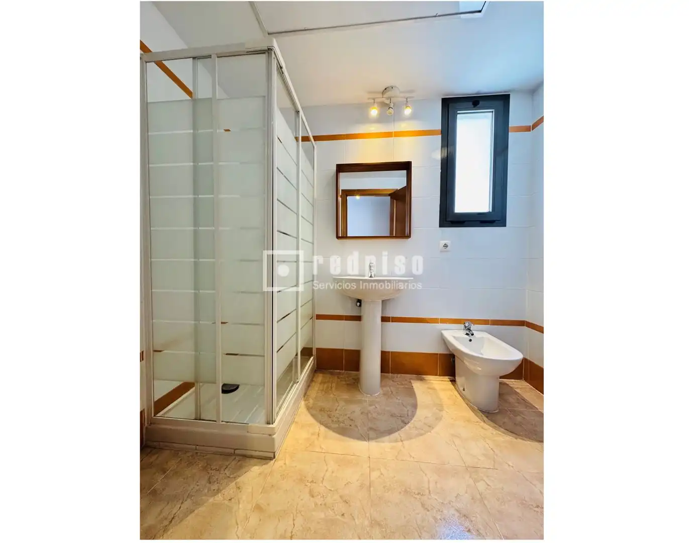 Baño de Piso en venta en Getafe con Aire acondicionado, Calefacción y Jardín privado