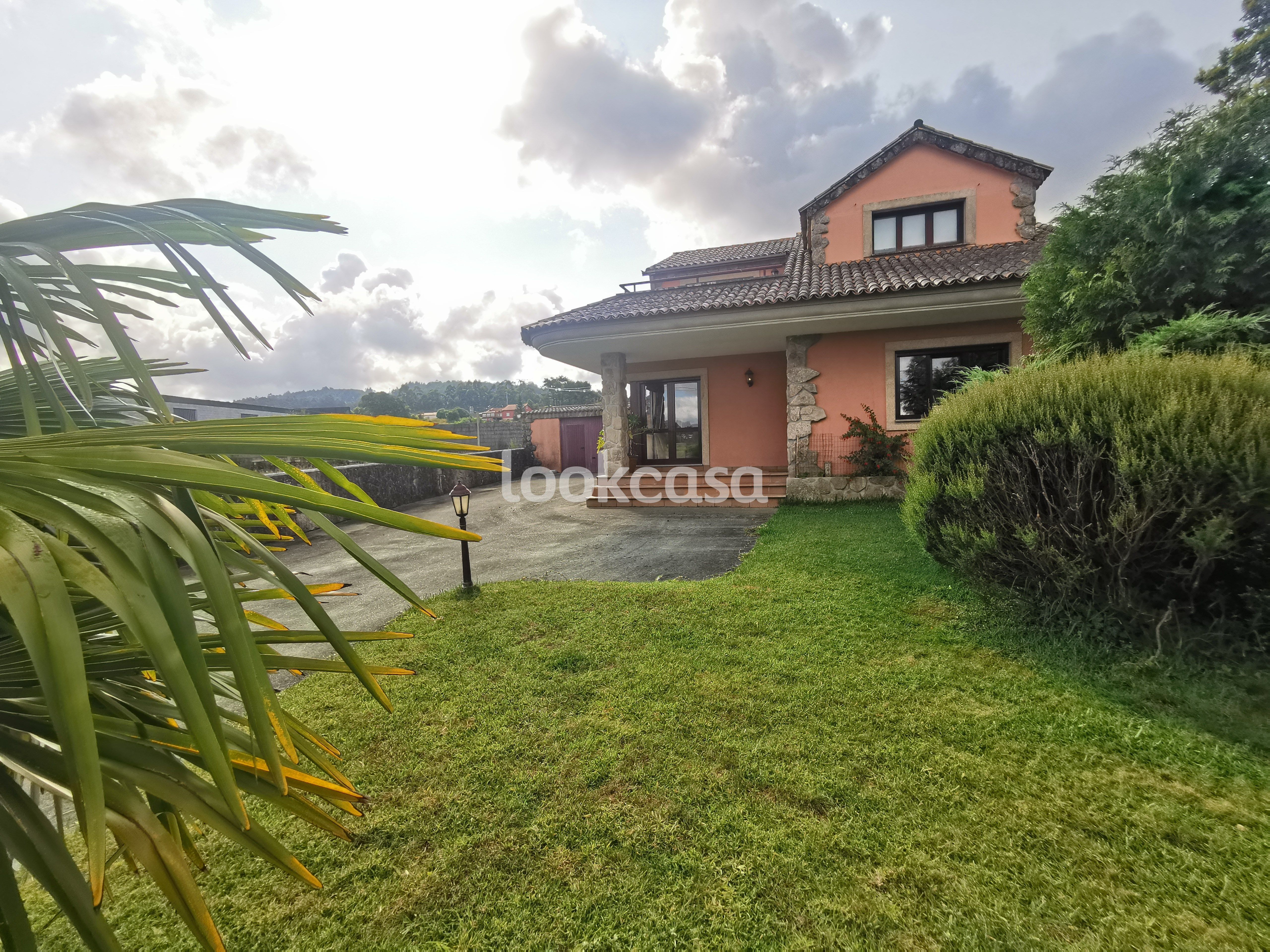 Vista exterior de Casa o xalet en venda en Ribadumia amb Calefacció, Jardí privat i Parquet