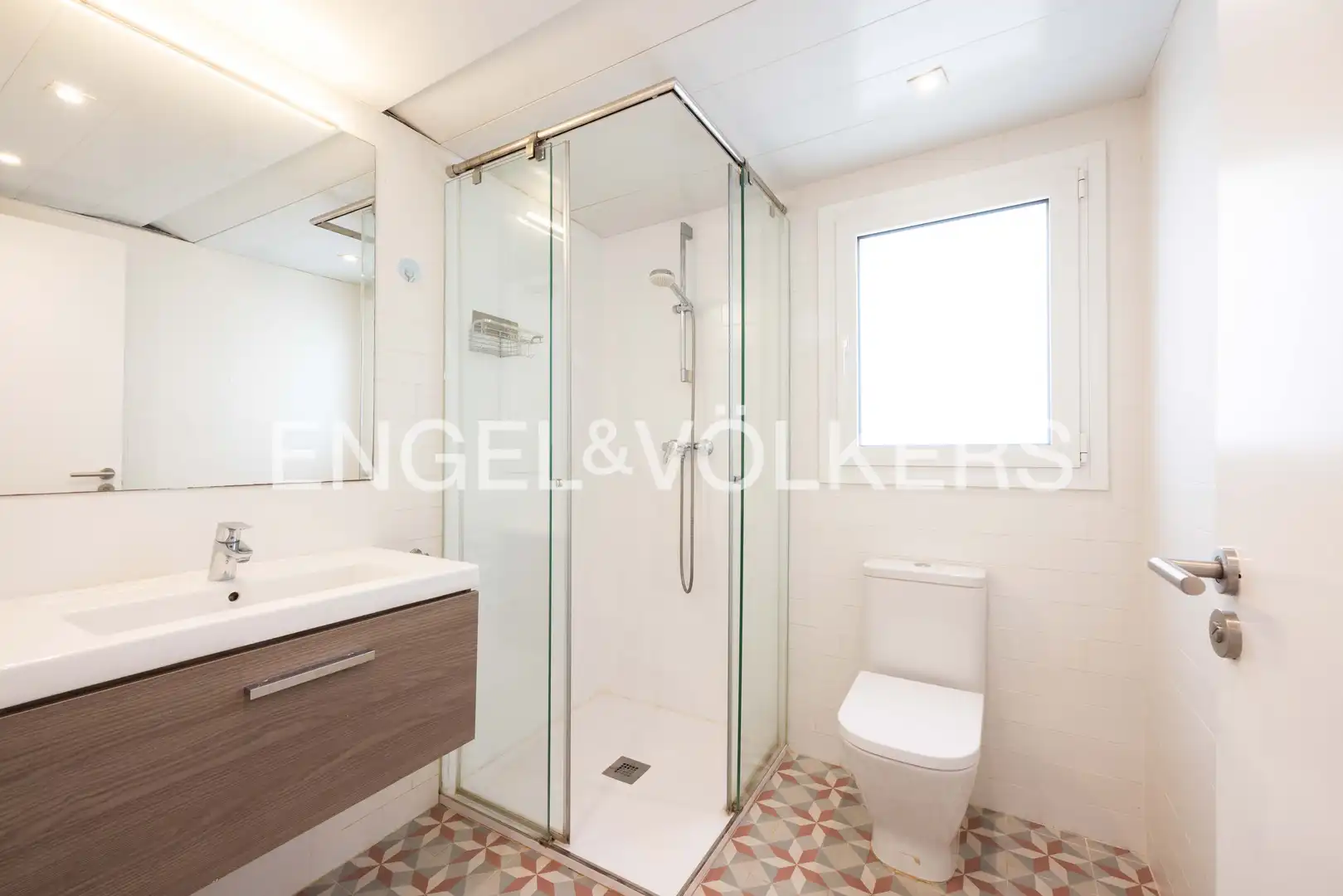 Badezimmer von Dachboden zum Verkauf in Barcelona mit Klimaanlage, Heizung und Parkett