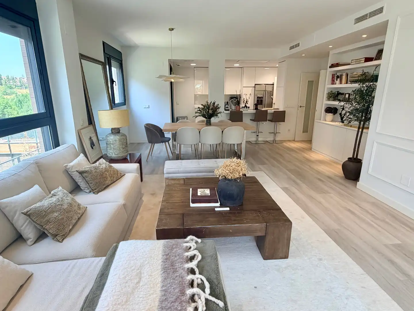 Wohnzimmer von Wohnung zur Miete in La Moraleja mit Klimaanlage, Heizung und Parkett