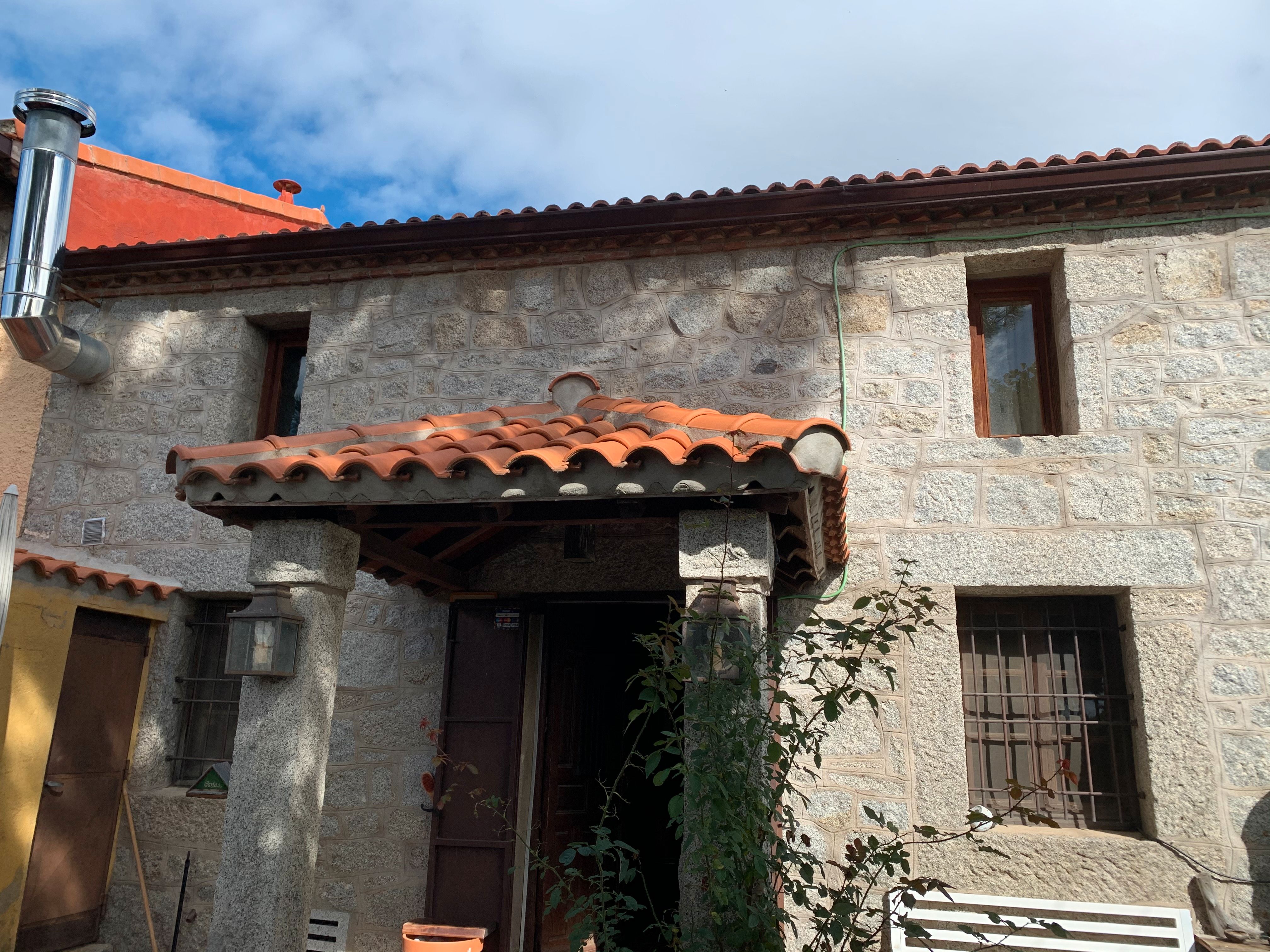 Vista exterior de Casa o xalet en venda en Zarzalejo amb Calefacció, Jardí privat i Internet