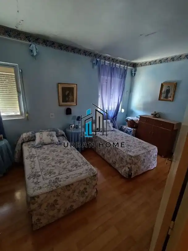 Dormitori de Casa o xalet en venda en León Capital  amb Calefacció i Jardí privat