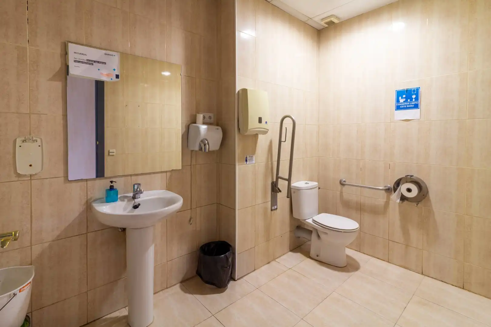 Baño de Oficina de alquiler en Barcelona con Aire acondicionado y Calefacción