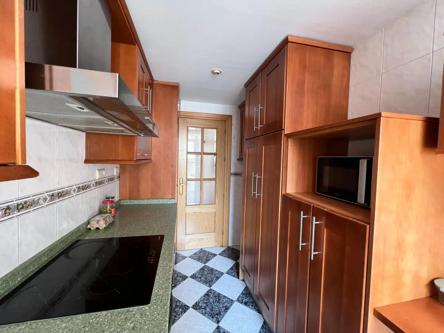 Cuina de Pis de lloguer en Granada amb Aire condicionat, Calefacció i Moblat
