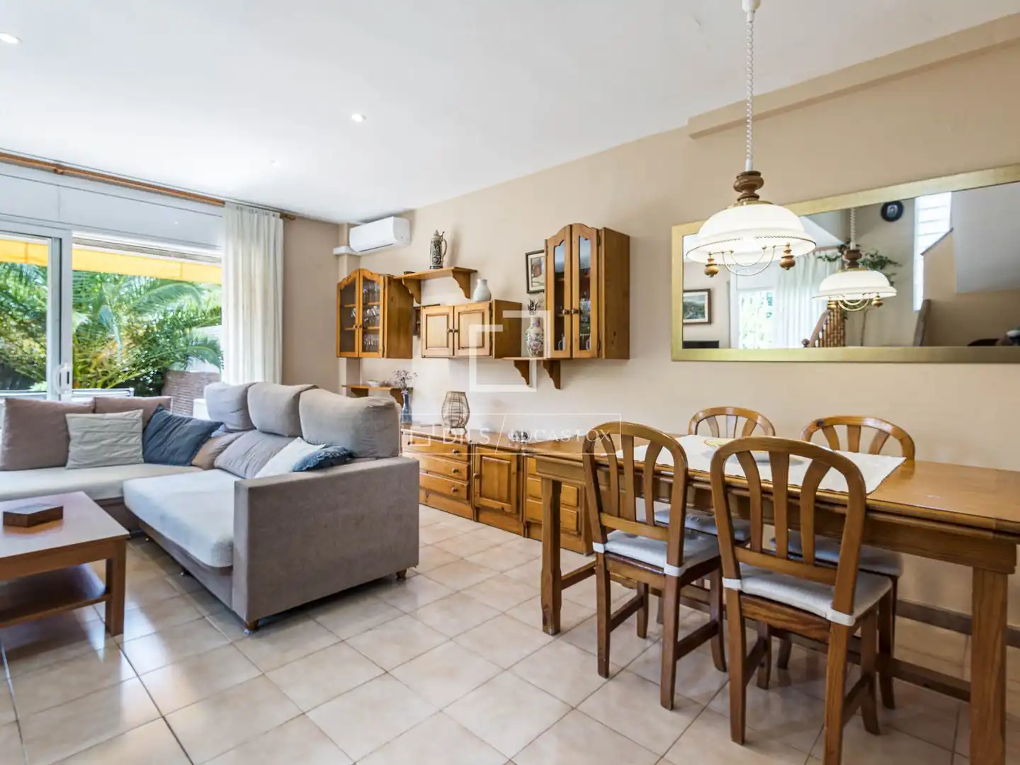 Sala d'estar de Casa o xalet en venda en Sant Cugat del Vallès amb Aire condicionat, Calefacció i Jardí privat