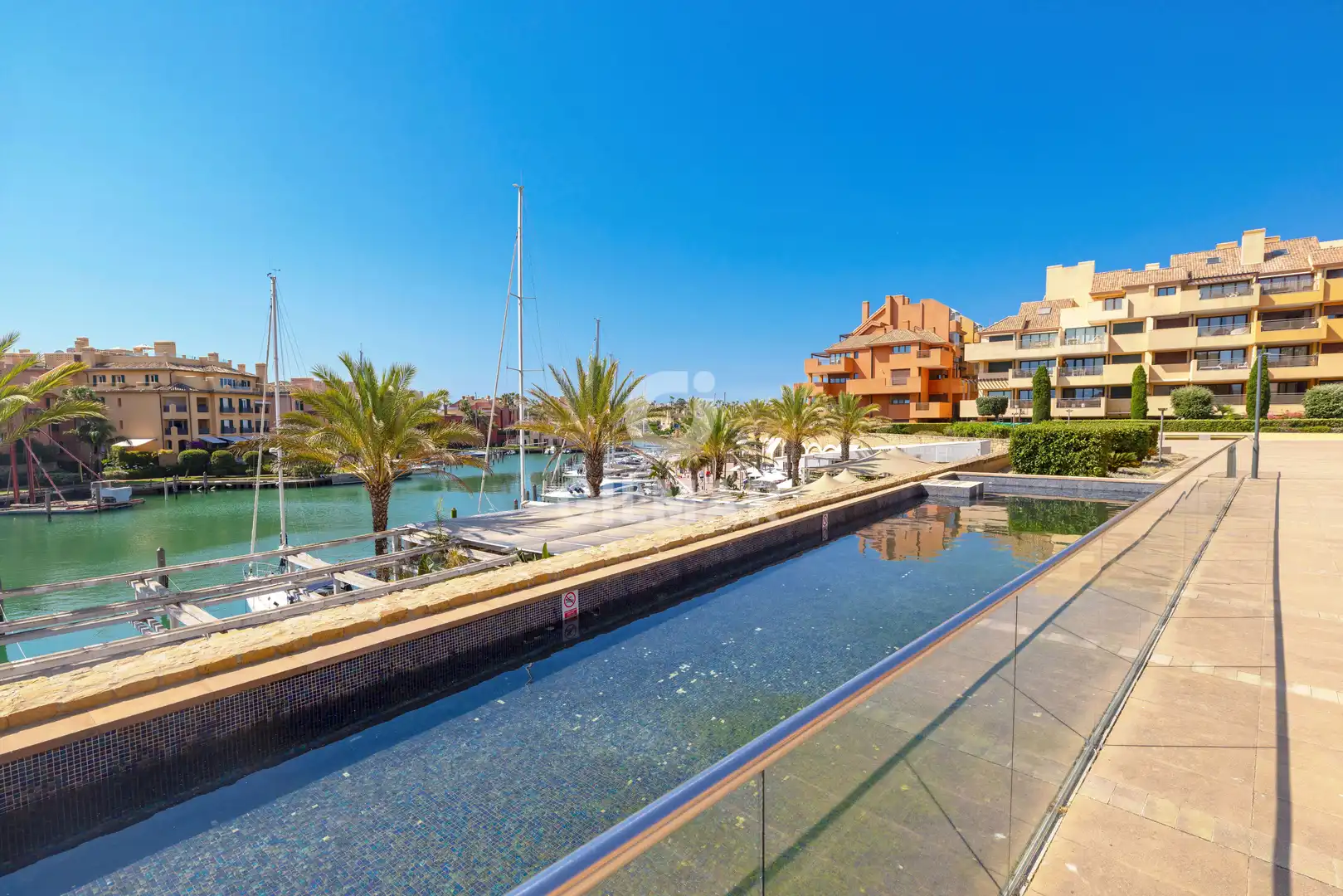 Vista exterior de Apartament en venda en Sotogrande amb Calefacció, Jardí privat i Traster