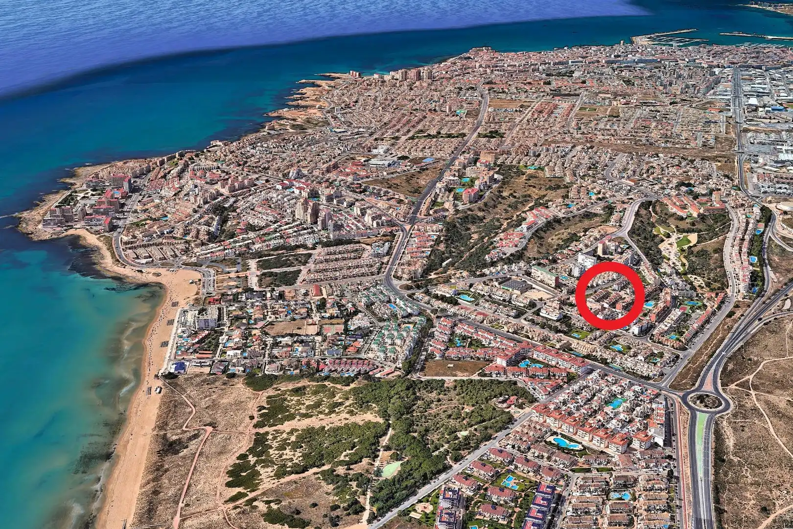 Außenansicht von Einfamilien-Reihenhaus zum Verkauf in Torrevieja mit Klimaanlage, Heizung und Terrasse