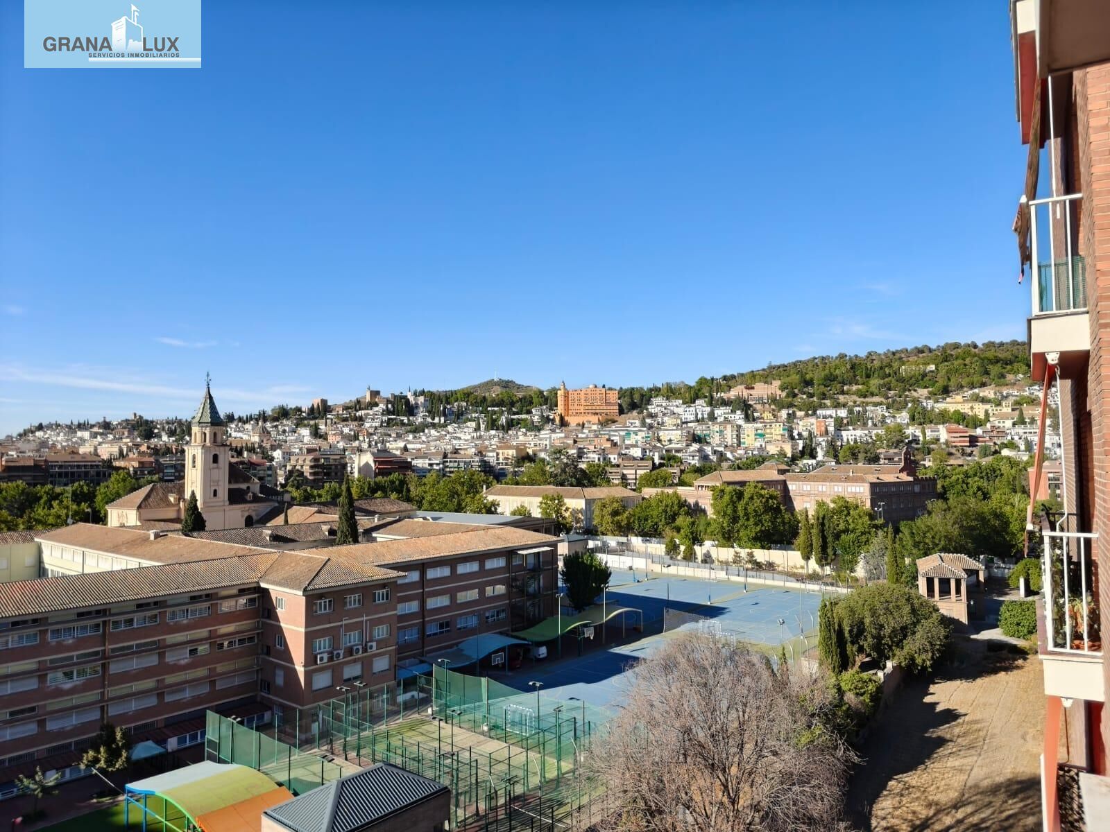 Vista exterior de Pis de lloguer en  Granada Capital amb Calefacció