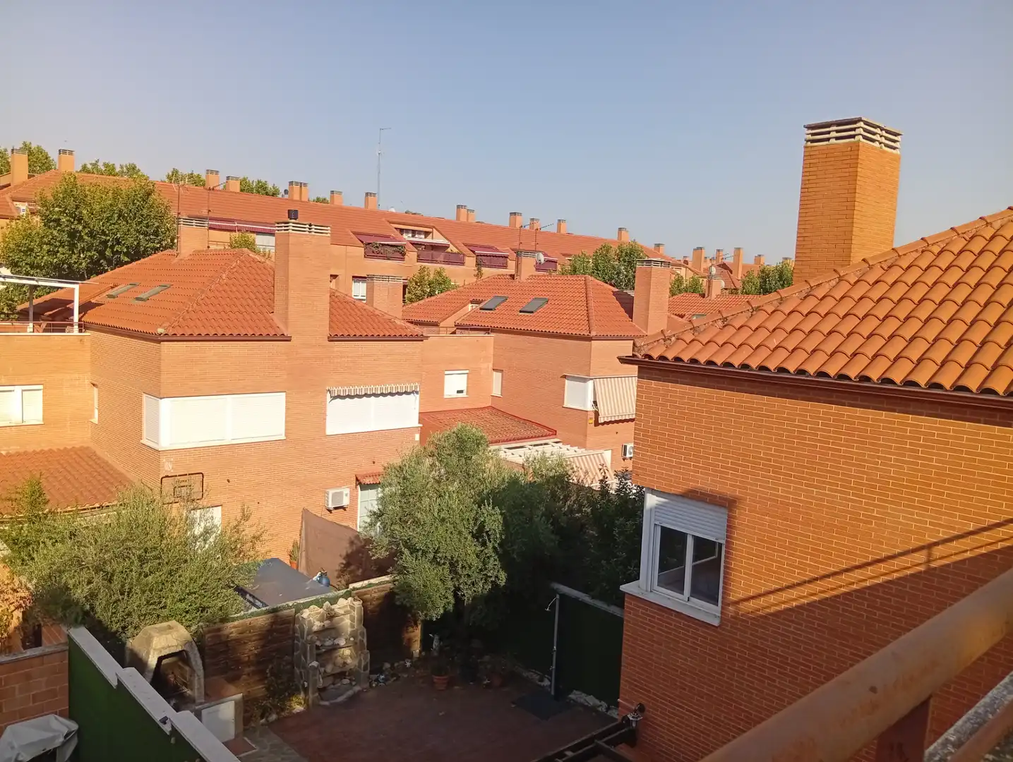 Vista exterior de Casa adosada en venda en Daganzo de Arriba amb Aire condicionat, Calefacció i Jardí privat