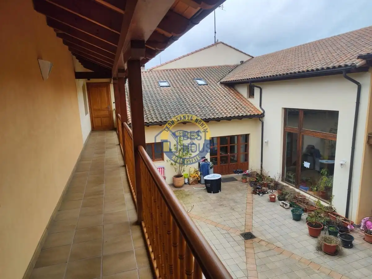 Terraza de Casa o chalet en venta en Villaquilambre con Calefacción, Jardín privado y Parquet