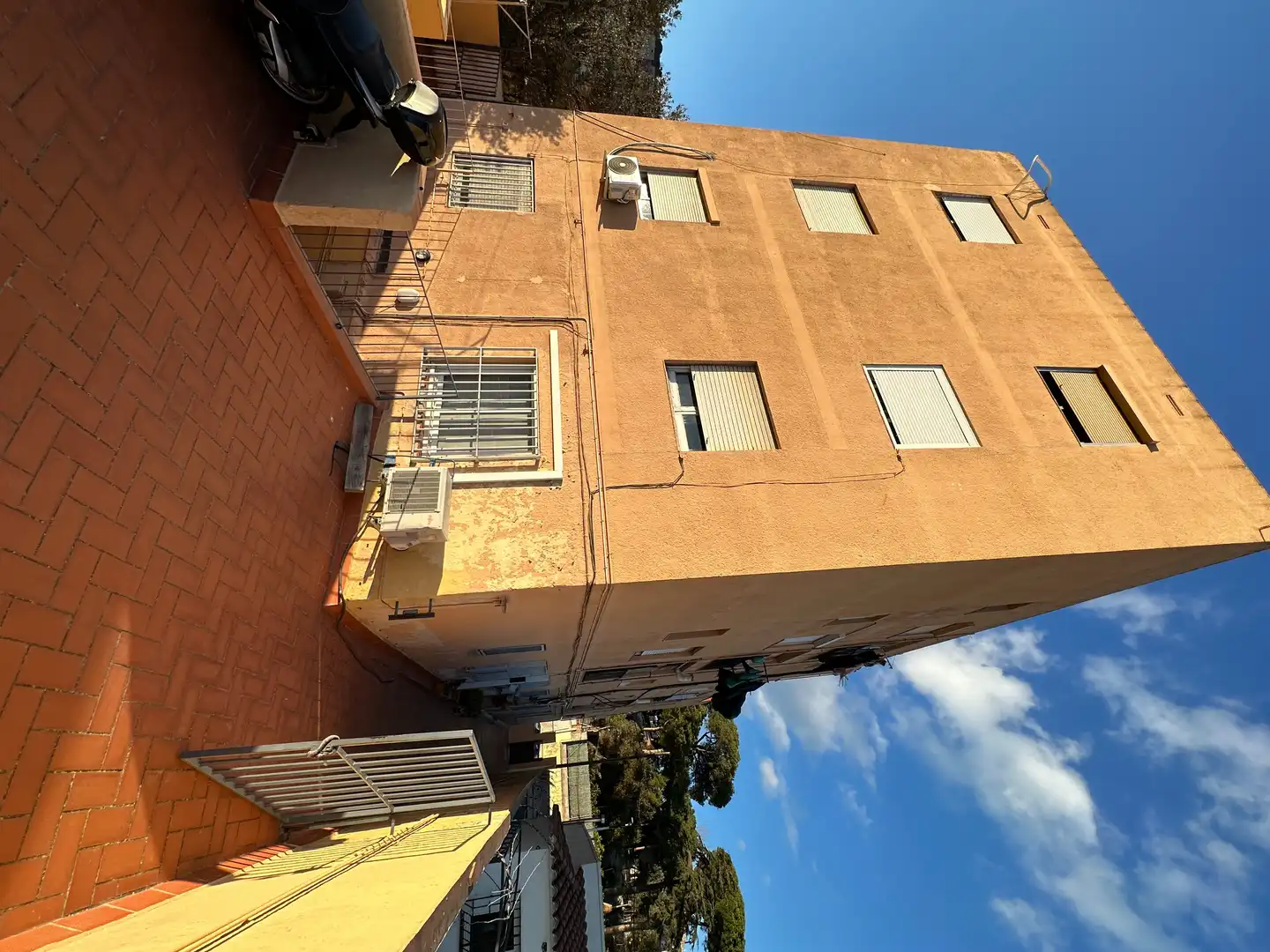 Vista exterior de Pis en venda en Santa Coloma de Gramenet amb Terrassa i Balcó