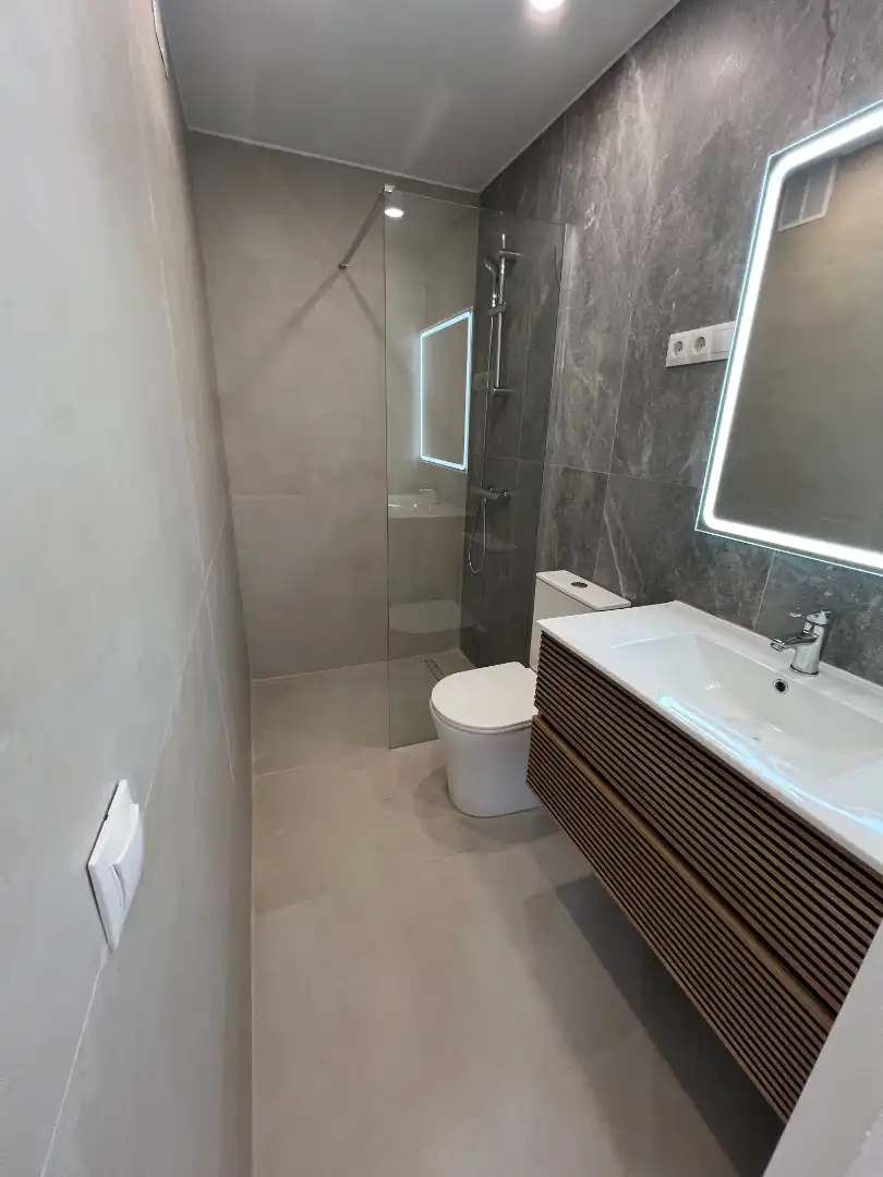 Baño de Piso en venta en Madrid con Calefacción, Terraza y Horno