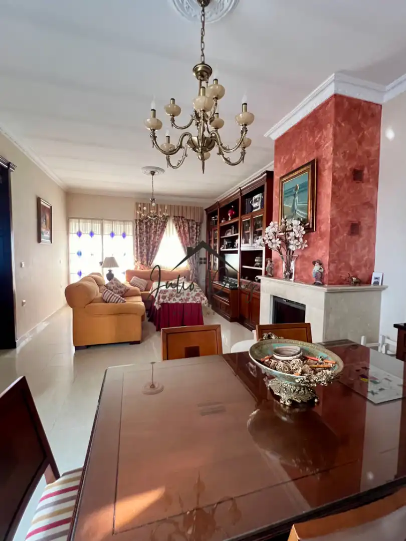 Sala d'estar de Casa o xalet en venda en Villamanrique de la Condesa amb Aire condicionat, Traster i Moblat