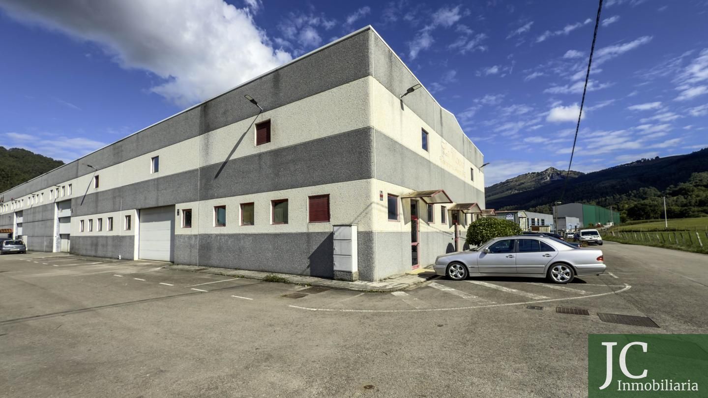 Vista exterior de Nave industrial en venta en Guriezo