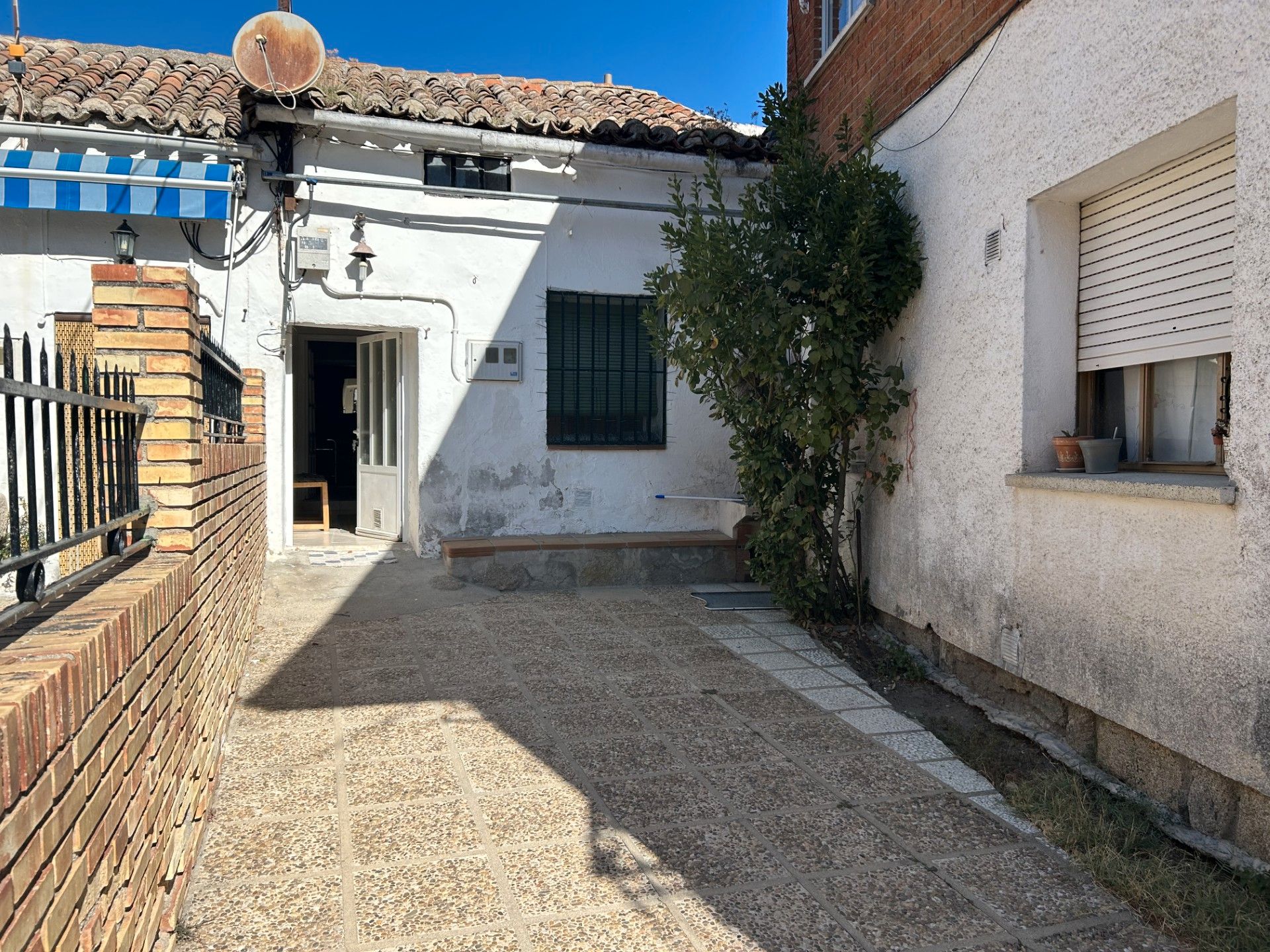 Vista exterior de Casa o xalet en venda en Navas del Rey amb Traster, Moblat i Forn
